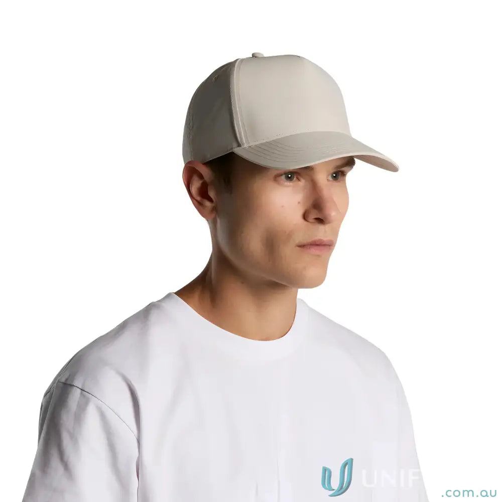 Man wearing a white Frame Nylon Cap with curved peak and light-colored baseball cap