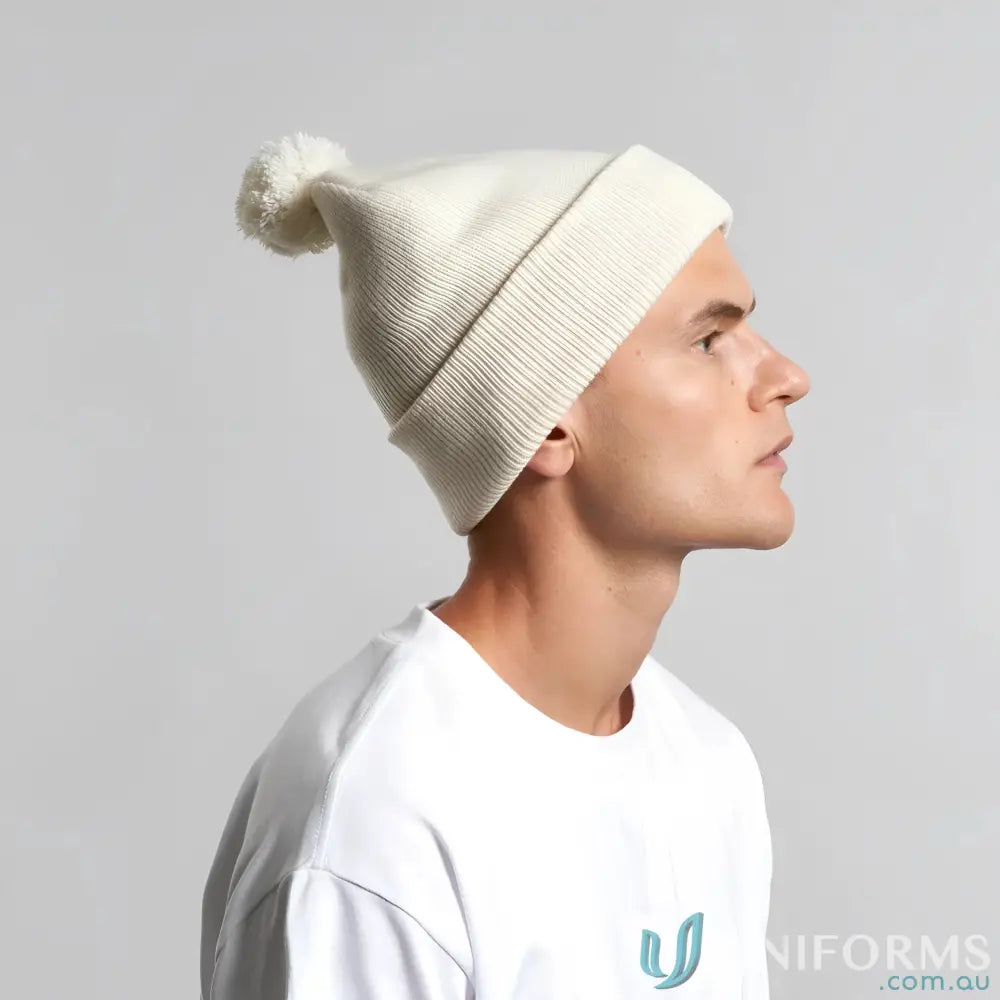 Cream-colored knit beanie with a pom pom made from recycled acrylic in colour pom pom style