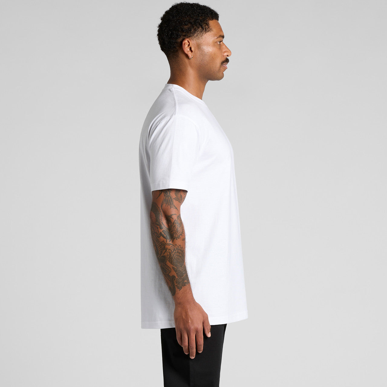 White t-shirt with short sleeves and crew neck, made of cotton.