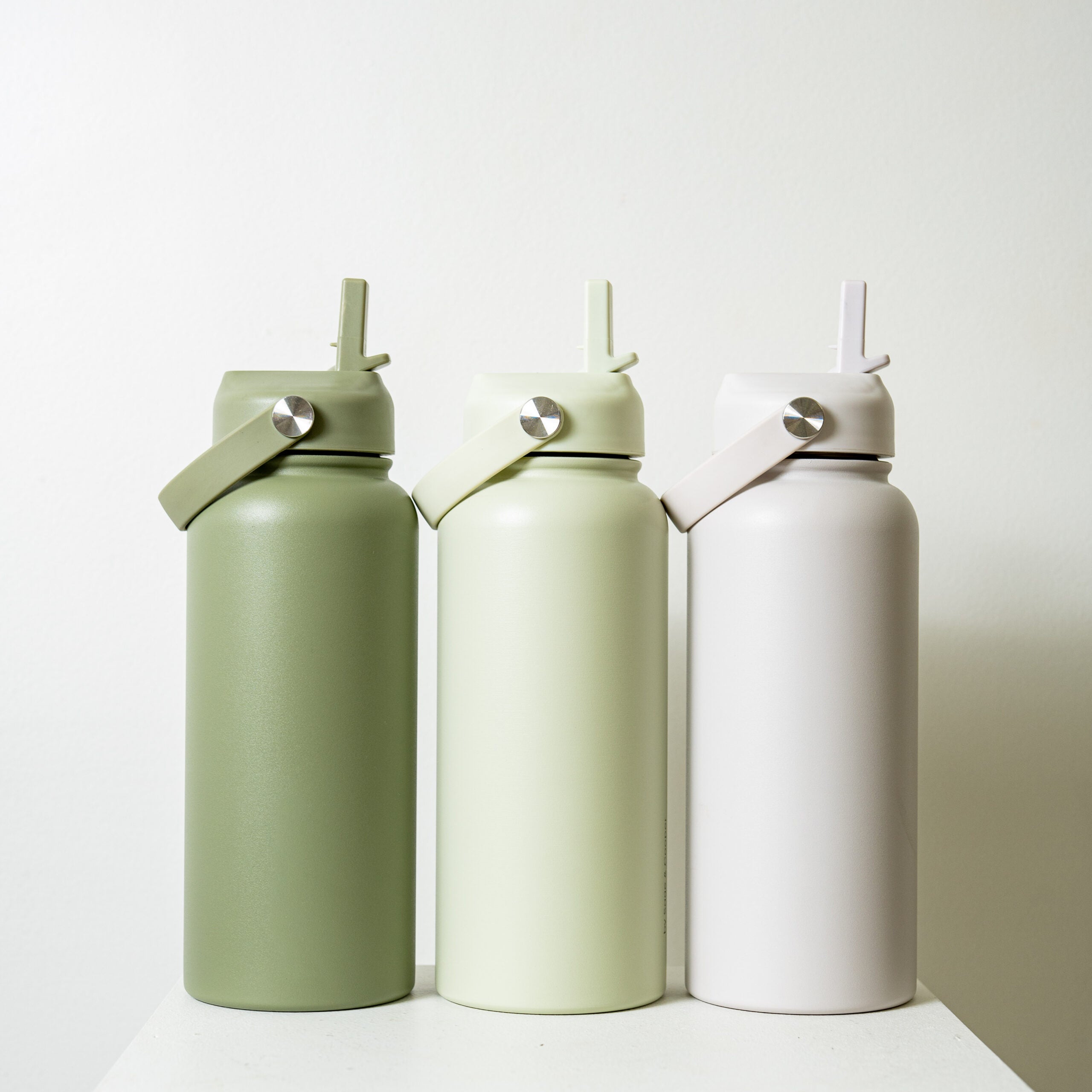 3-pack Byron 1L insulated stainless steel bottles in sage green, mint, white with integrated carry handle and stainless steel straw