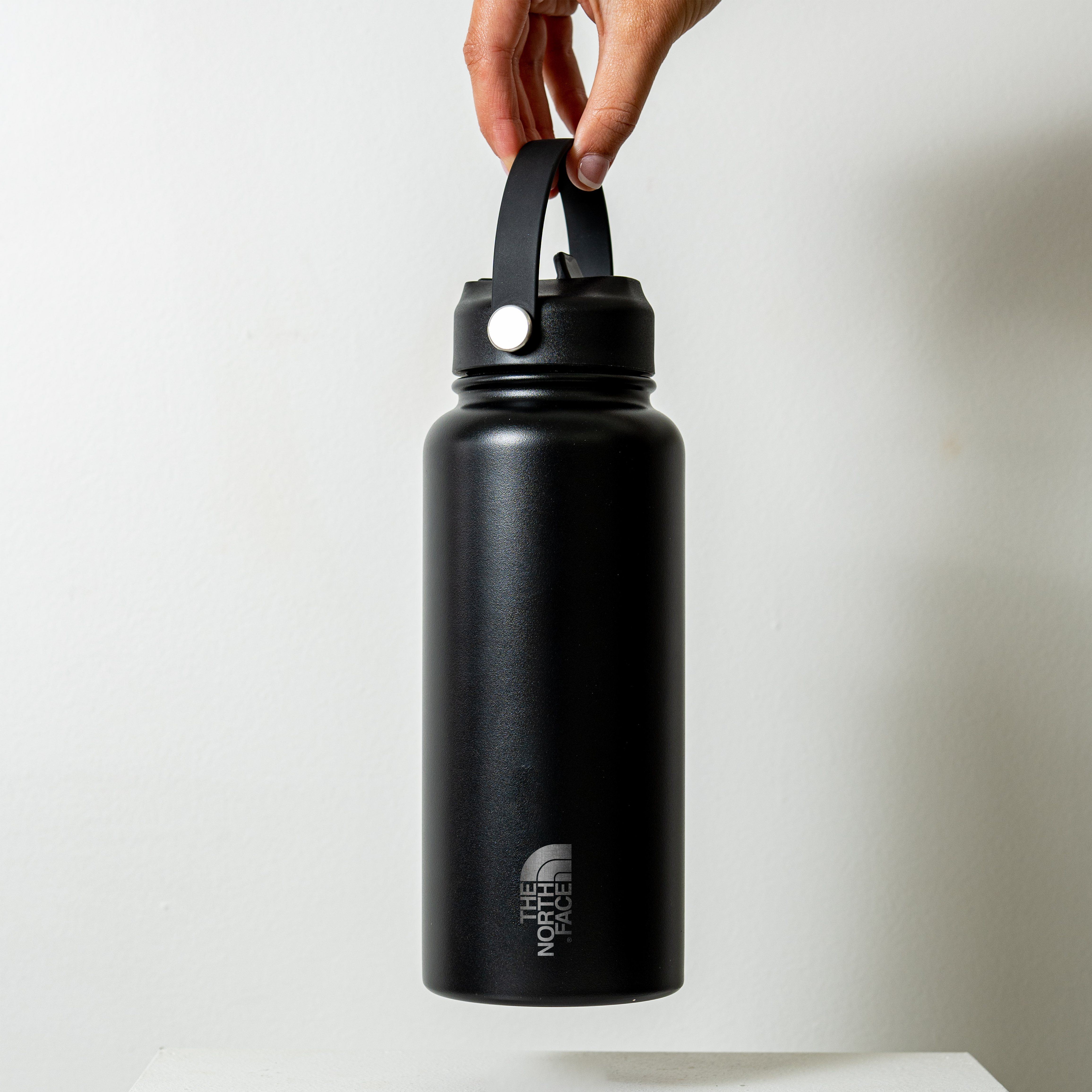 Black Byron 1L insulated stainless steel bottle with handle and straw