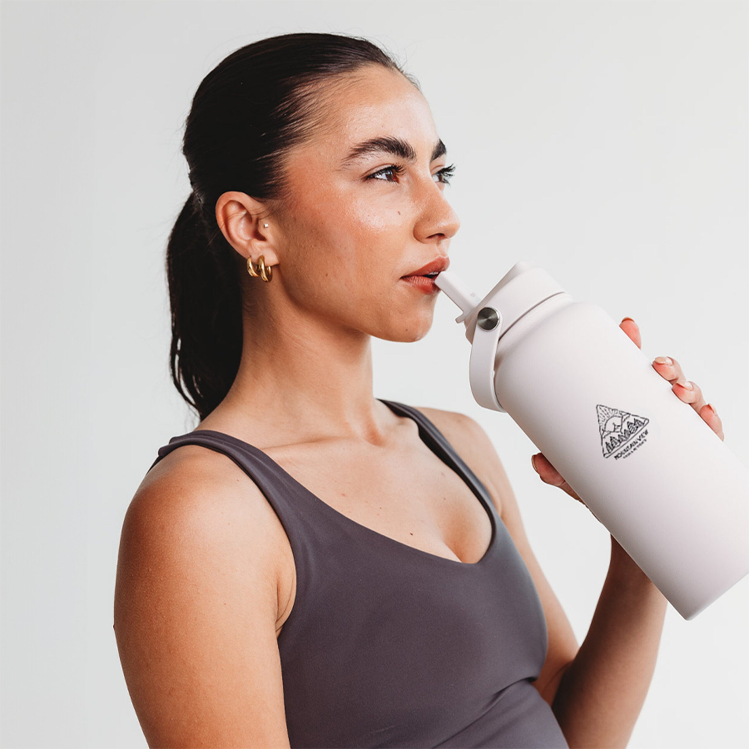 White Byron 1L stainless steel bottle with straw and integrated carry handle