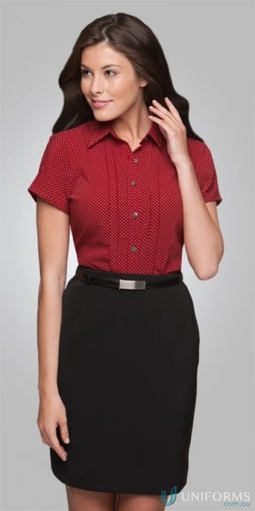 Woman in City Stretch Spot Ladies SS Shirt with red polka dots and natural stretch