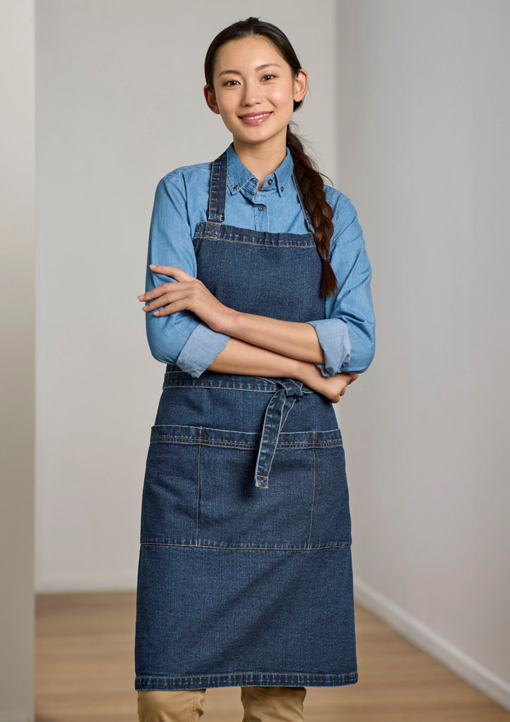 Clout apron in blue denim with 2 front pockets and tied waistband