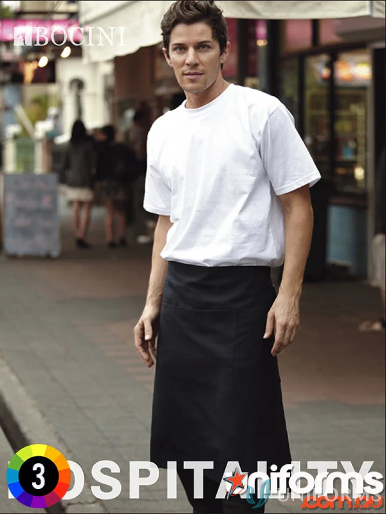 Man wearing a cotton drill three quarter apron without pocket on a white t-shirt