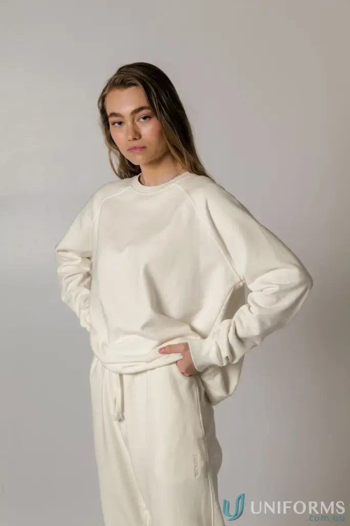 Woman in matching cream Archie Crew Sweat Natural made of unbrushed French terry fabric