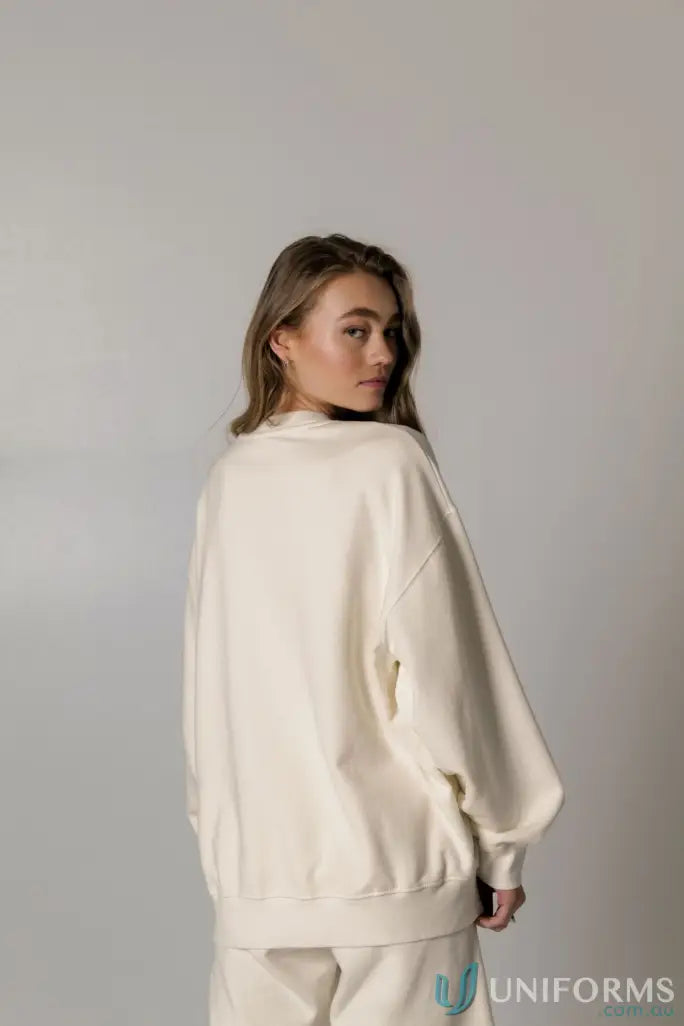 Cream-colored oversized sweatshirt from Retro Sweat Natural Dyed with oversized drop shoulder