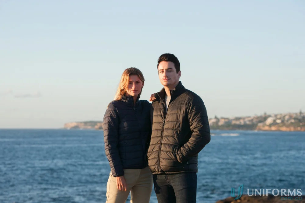 Two women in ladies puffer jackets by the ocean staying warm l7682 ladies puffer