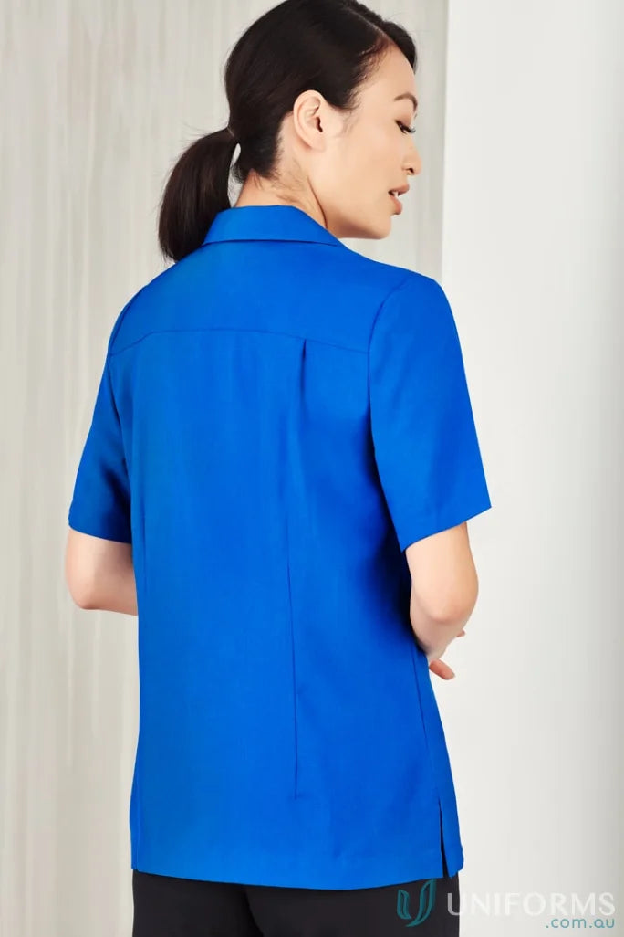Woman in a blue Oasis Plain Overblouse made with Biz ComfortCool fabric from collection Oasis Plain