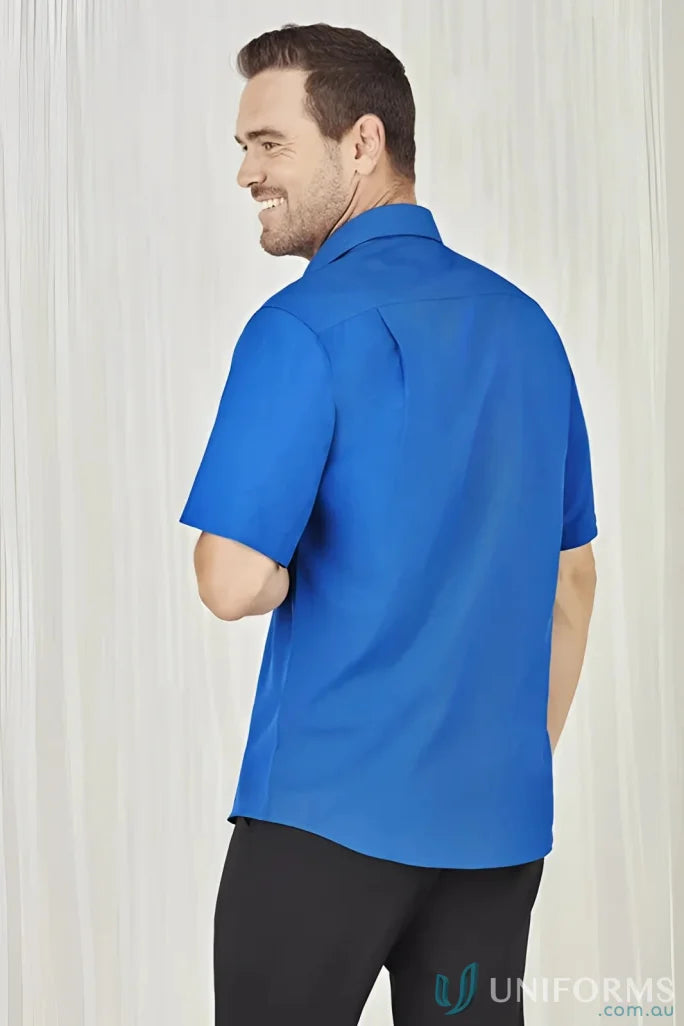 Man wearing men’s oasis short sleeve shirt in blue - perfect men’s oasis shirt look