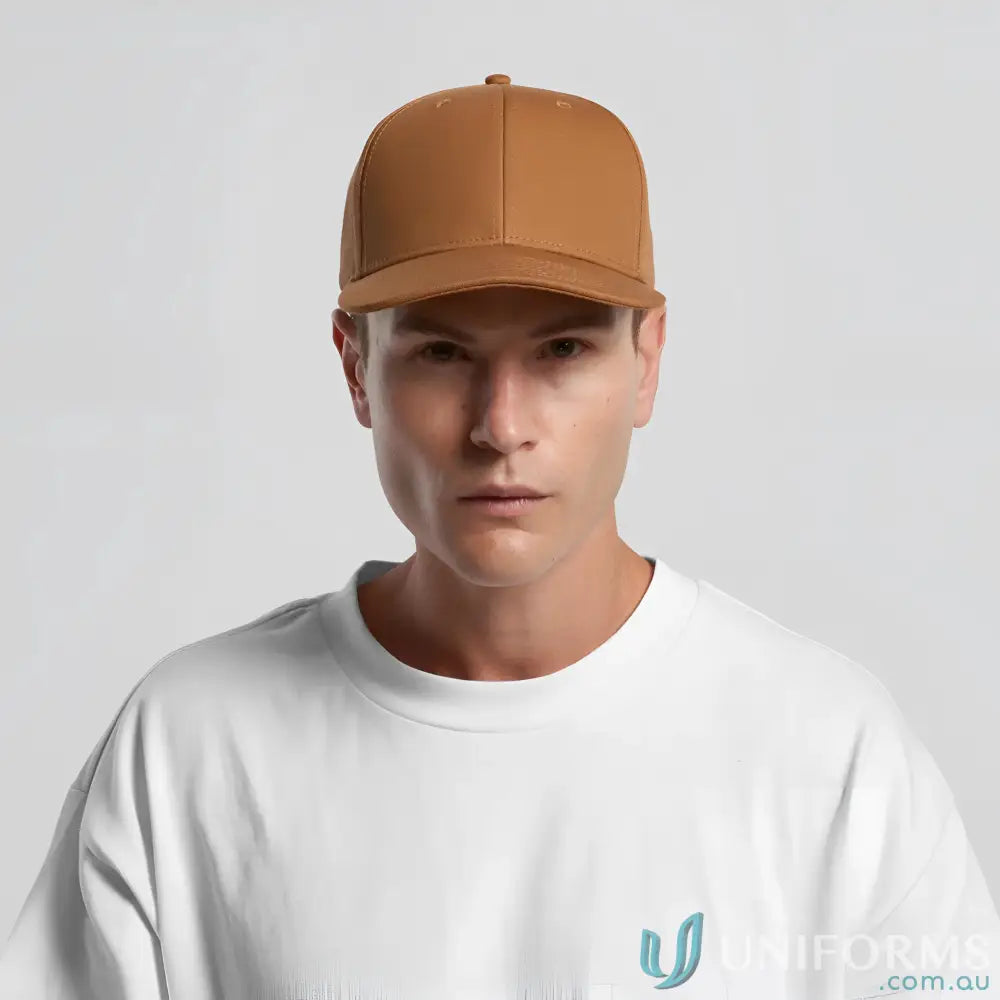 Man wearing plain brown stock canvas cap with tonal under-peak lining and white t-shirt