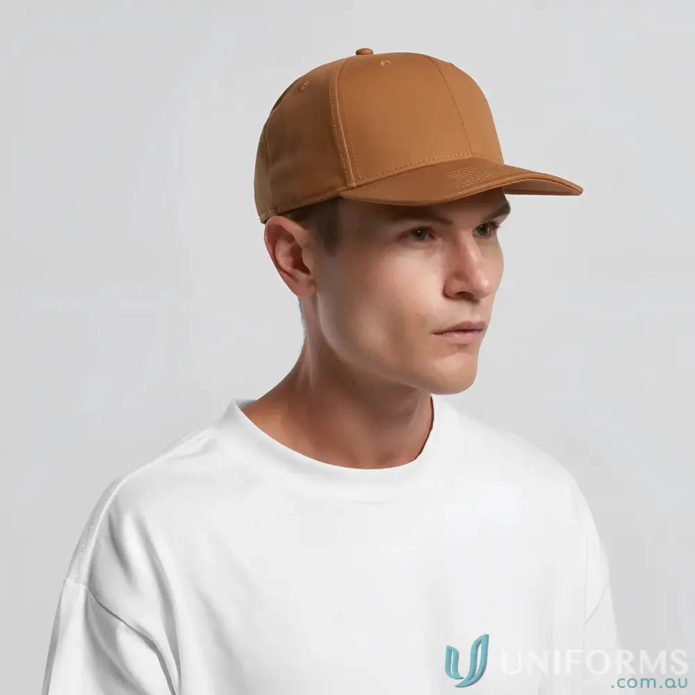 Man wearing plain brown stock canvas cap with tonal under-peak lining and white t-shirt