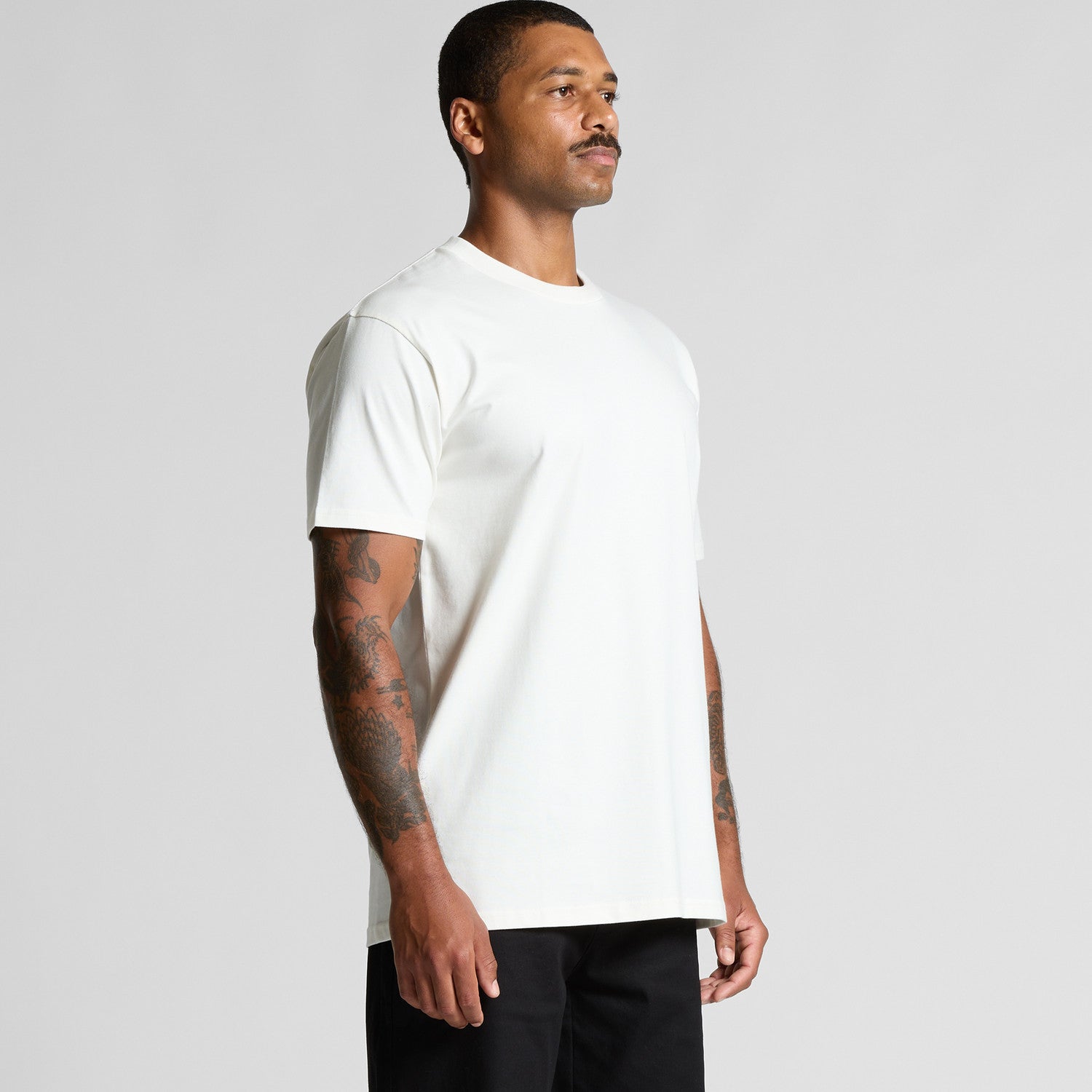 White crew neck t-shirt with short sleeves and ribbed neckline, made of cotton.