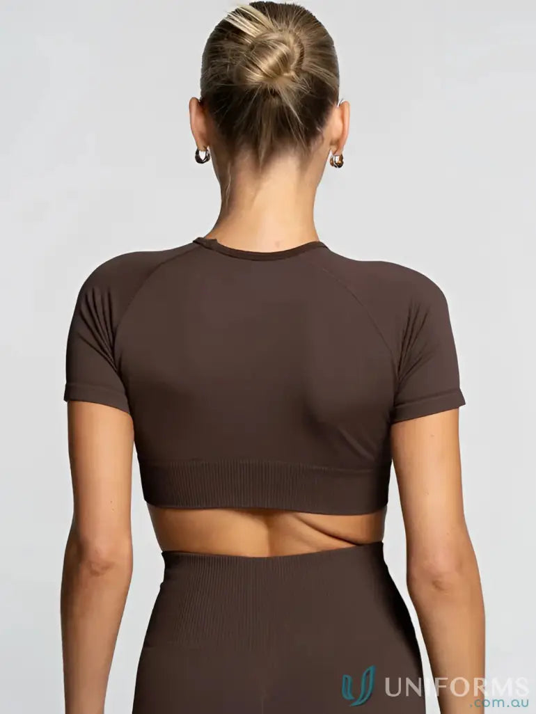 Seamless tee athletic crop top in brown with round neck for workout uniforms