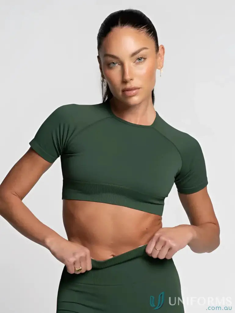 Green seamless tee with round neck, perfect as a trendy cropped tee for workouts