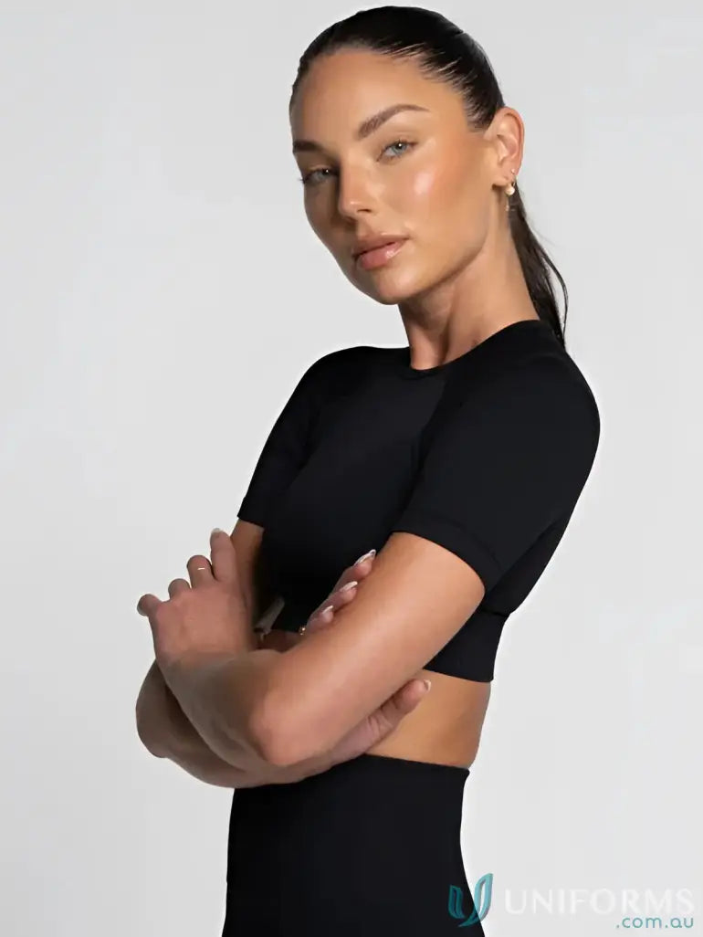 Woman in black seamless cropped tee with round neck athletic crop top