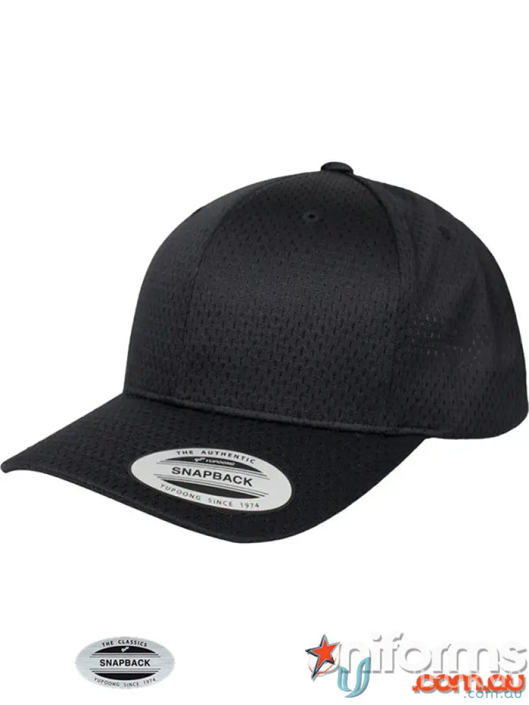 Black snapback sports cap with sports mesh for casual uniforms and street style