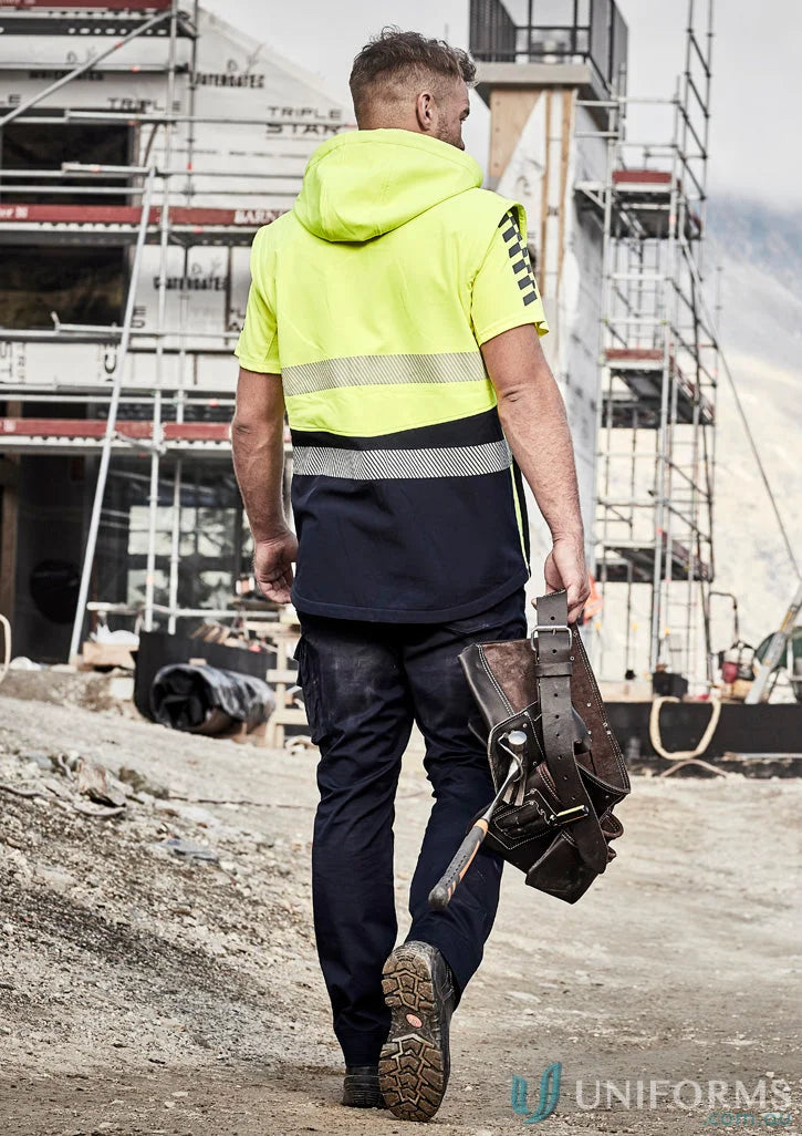 Construction worker in Syzmik Streetworx 2-in-1 stretch softshell jacket with safety vest
