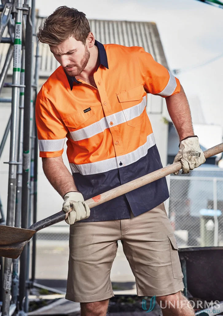Construction worker in safety gear wearing Syzmik Men’s Rugged Vis Taped Short Sleeve Shirt ZW835