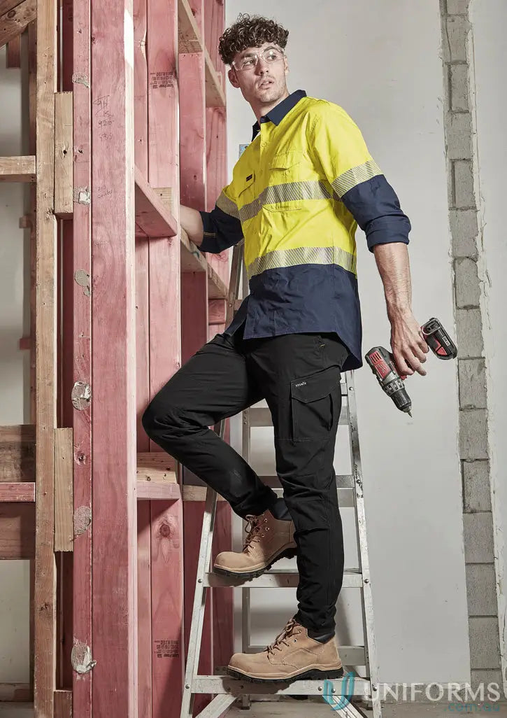 Construction worker on ladder wearing Syzmik Men’s Rugged Workwear Shirt with Vis Segmented Tape