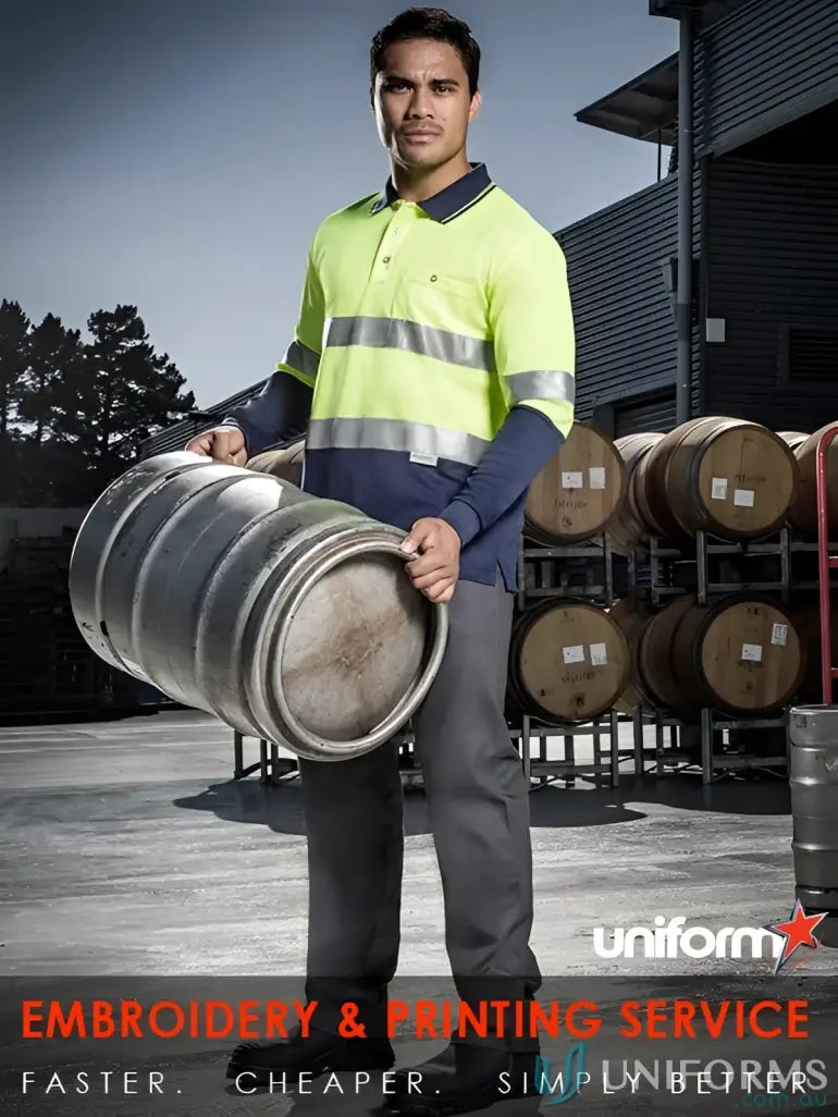 Man carrying a metal keg wearing Syzmik Men’s Vis Spliced Long Hoop Taped work shirt