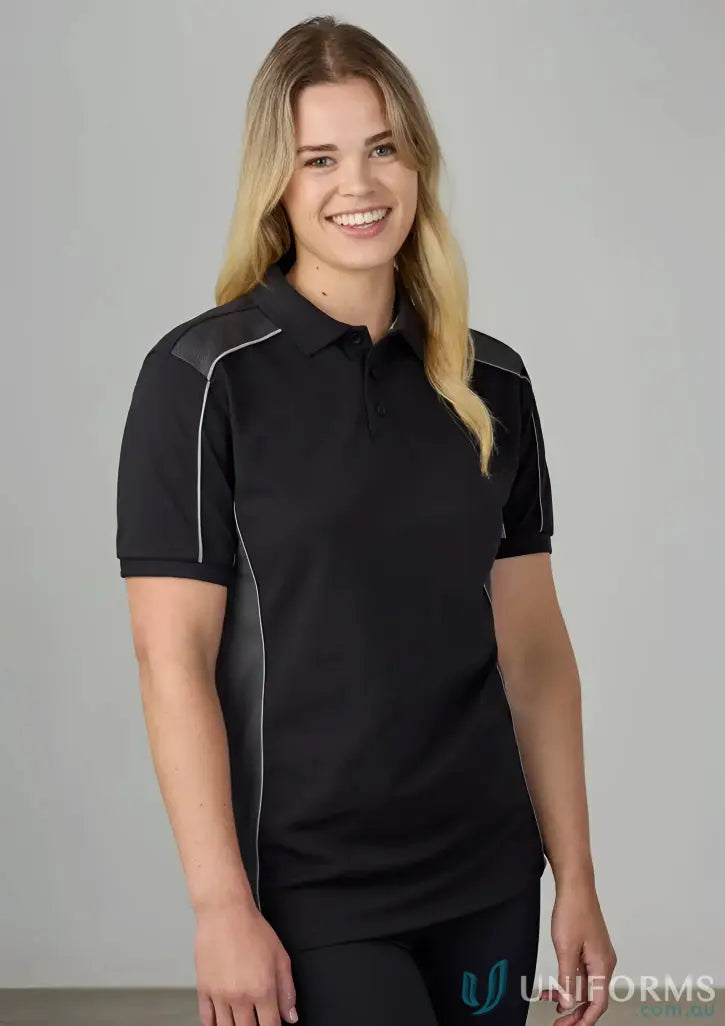 Black grid polo p413us with gray side panels made from recycled polyester for all-day comfort