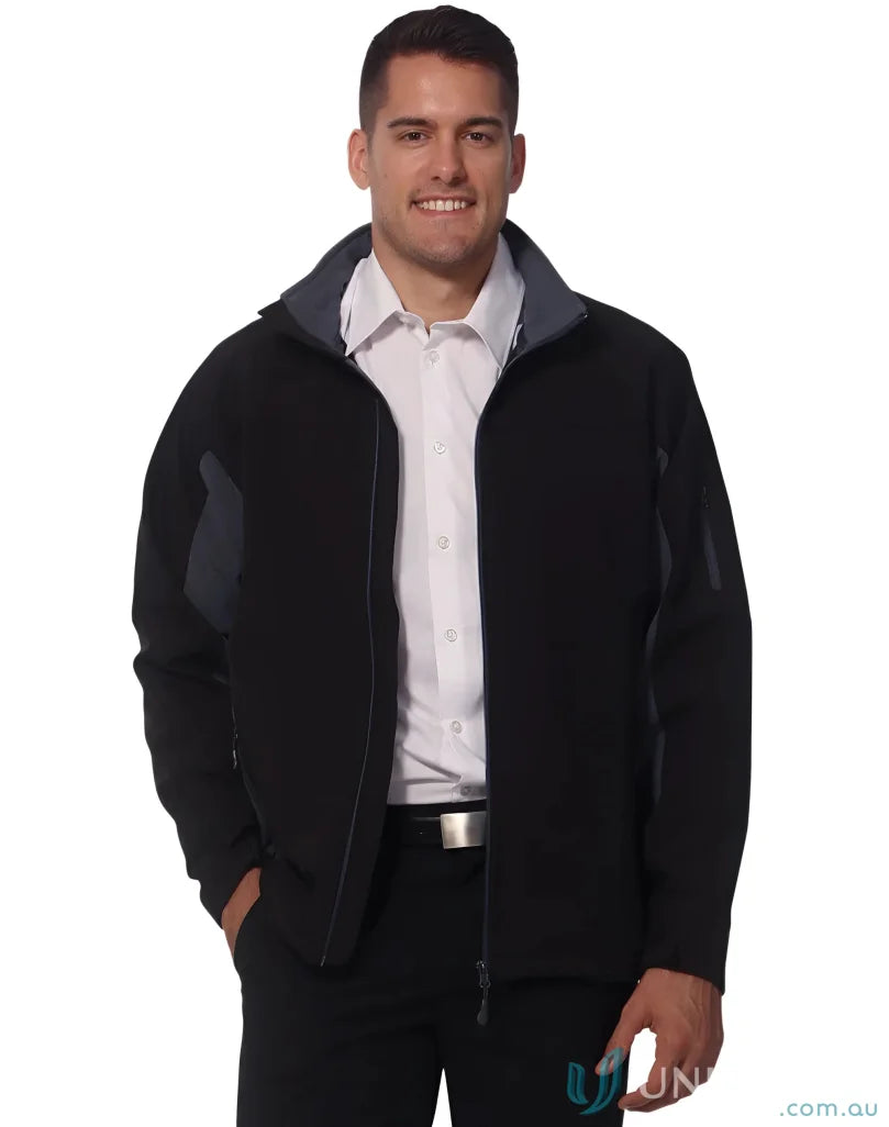 Man wearing Winning Spirit JK31 Whistler bonded softshell jacket in black
