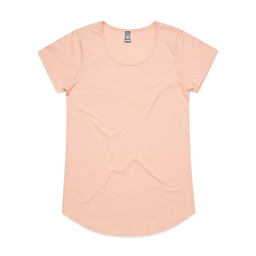 Peach-colored t-shirt with a scoop neckline and short sleeves, made of soft cotton.