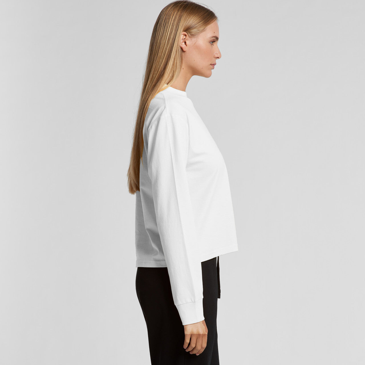 White cropped sweatshirt with long sleeves and ribbed cuffs, made of fleece material.