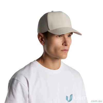 Man wearing a white Frame Nylon Cap with curved peak and light-colored baseball cap