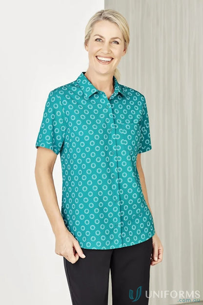 Woman in Bizcare Stretch Daisy Print SS Shirt with florence daisy print and effortless style