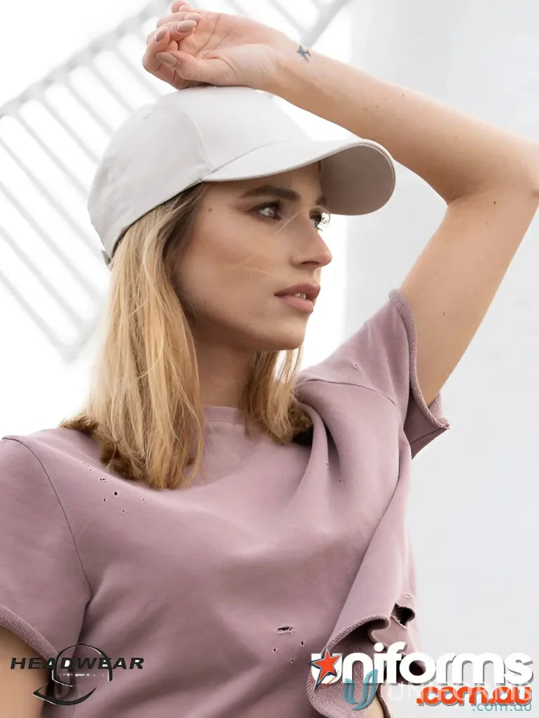 Light-colored brushed cotton cap with contrasting peak for a cool casual look