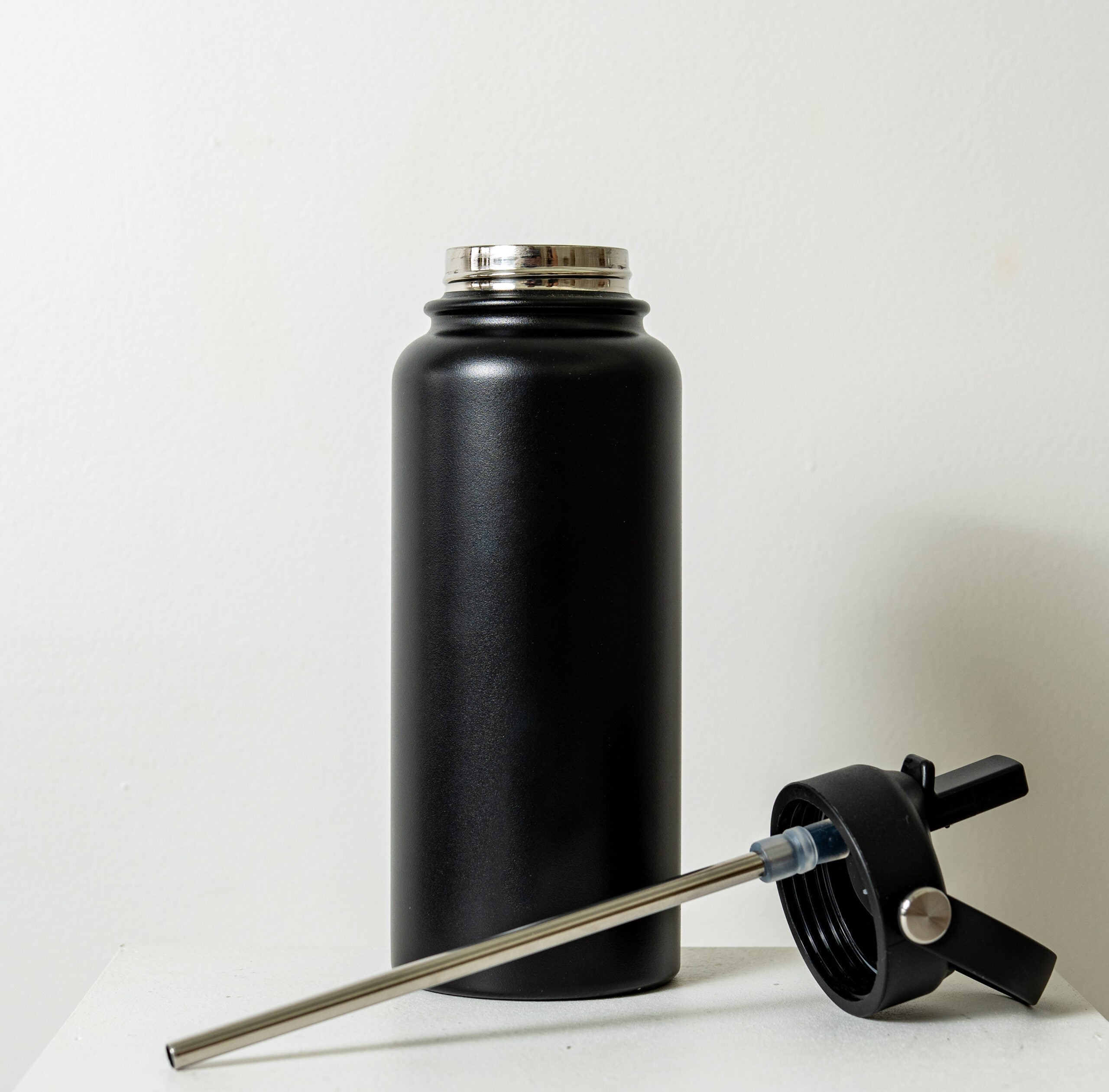 Black matte Byron 1L stainless steel bottle with straw and handle