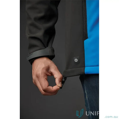 Person adjusting hem of Cascades Softshell workwear jacket for uniforms and outdoor use