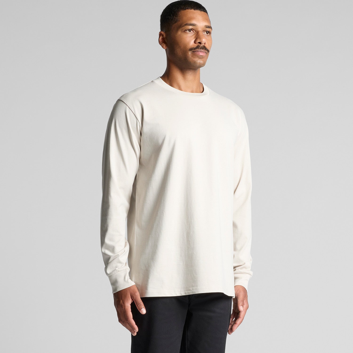 Cream long-sleeved crew neck t-shirt with ribbed cuffs and hem, made of soft cotton.