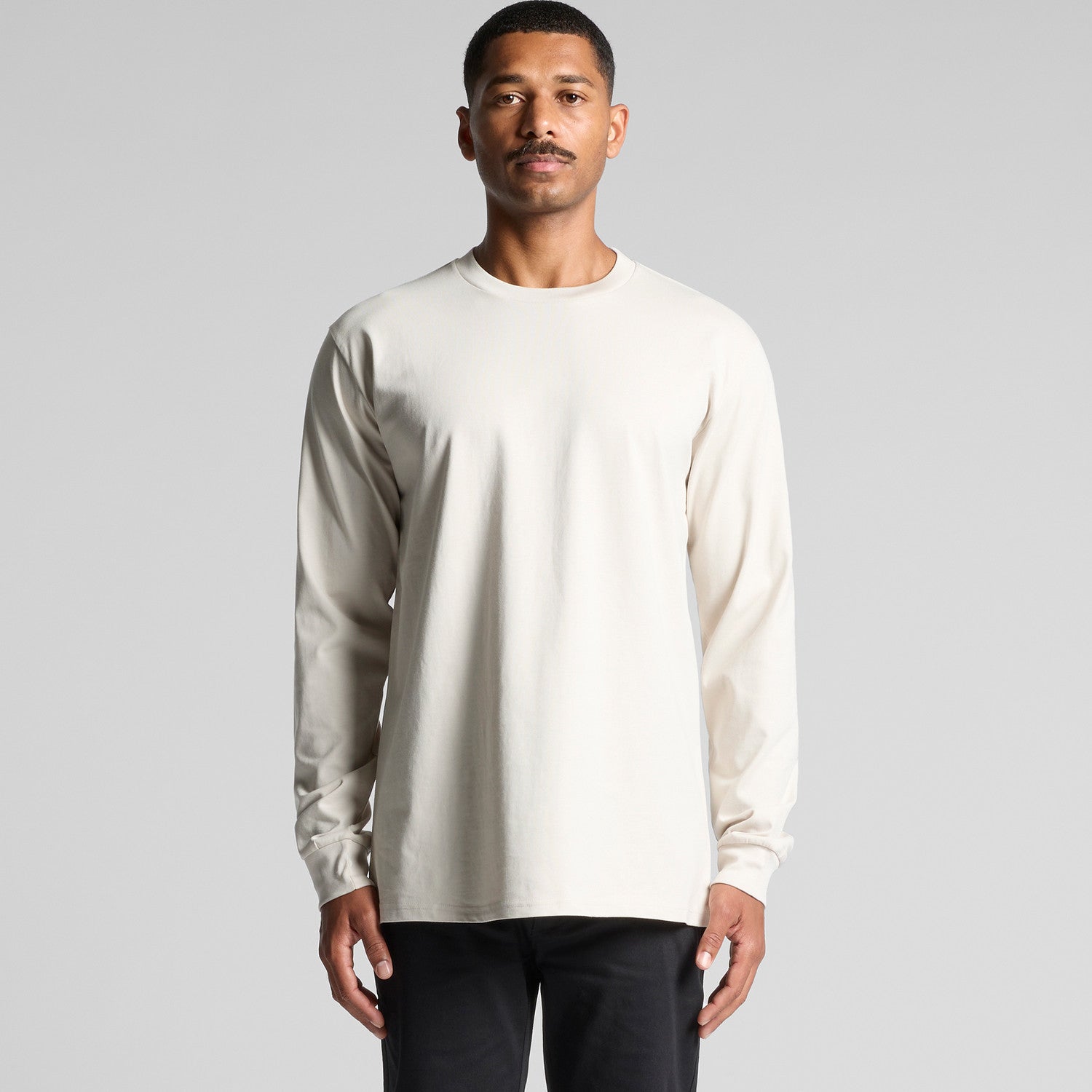 Cream long-sleeved crew neck t-shirt with ribbed cuffs and hem, made of soft cotton.