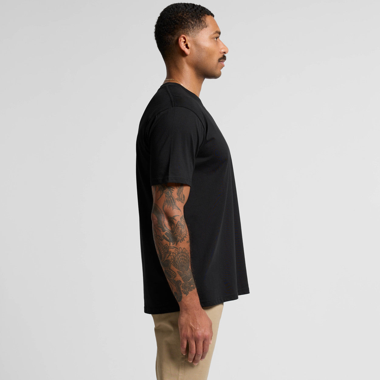 Black t-shirt with pocket and short sleeves, made of cotton.