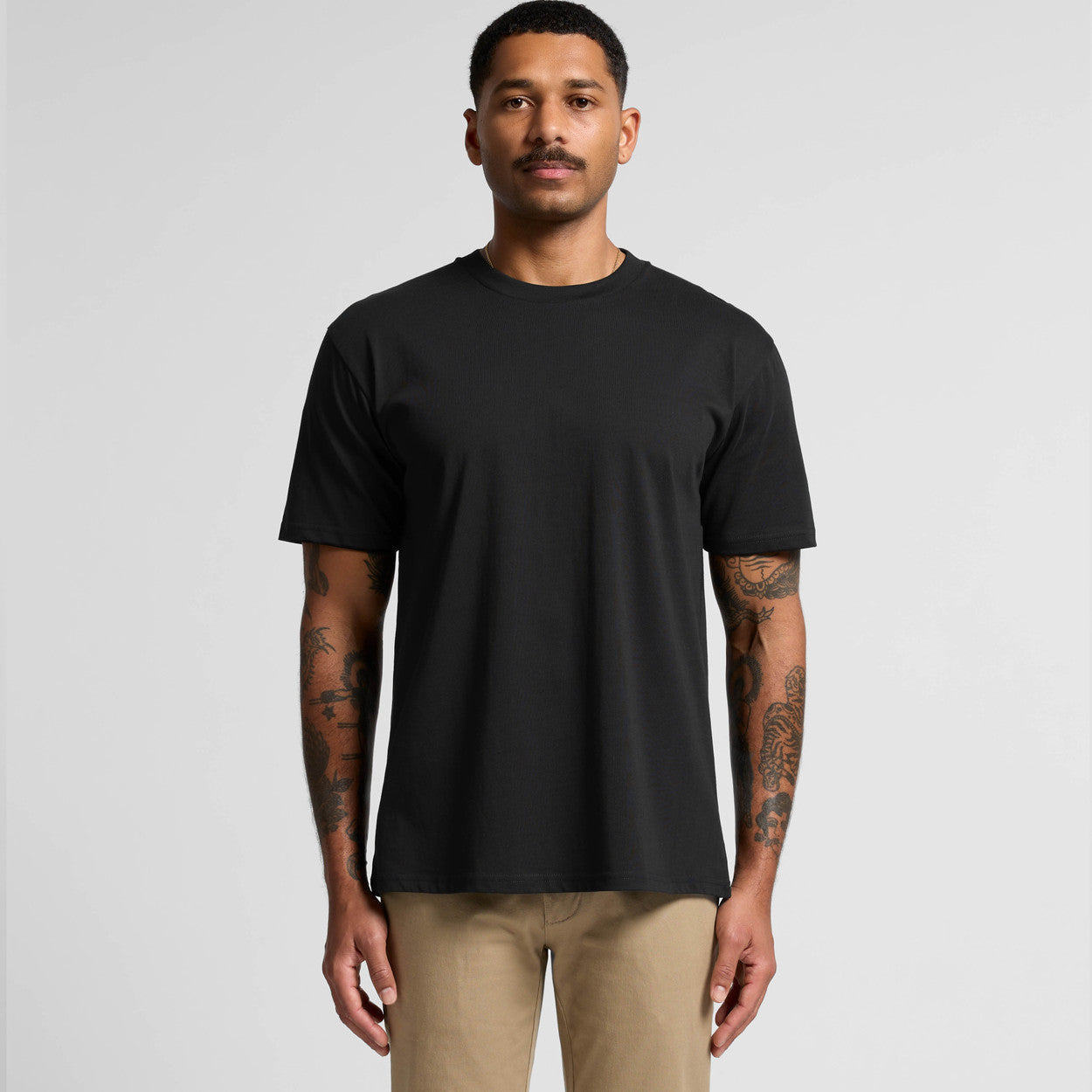 Black crew neck t-shirt with short sleeves and ribbed cuffs, made of cotton.