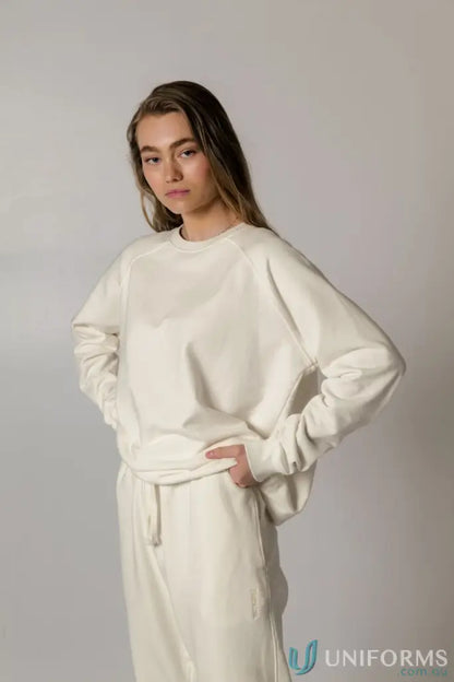 Woman in matching cream Archie Crew Sweat Natural made of unbrushed French terry fabric