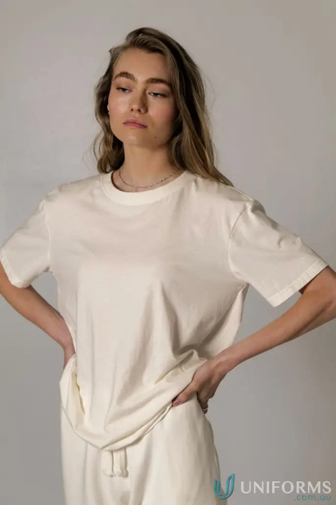 Woman in a cream-colored Bobby Tee PFD with regular fit and nameless CB embroidery