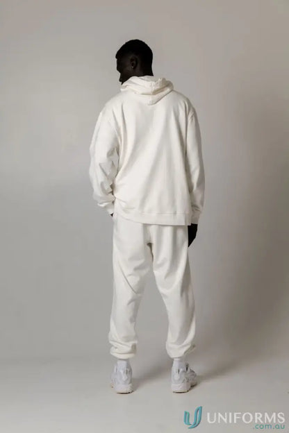 Man in white Tommy Trackpant PFD made of cozy brushed French terry material