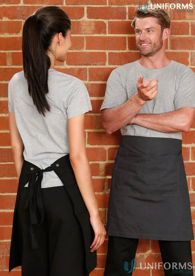 Two restaurant workers in Fitzroy Half apron with reinforced rivets and brass buttons