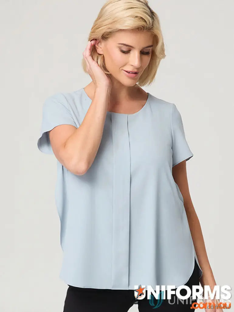 Light blue short-sleeved blouse from City Collection Grace with semi-fitted design and hi-lo hemline