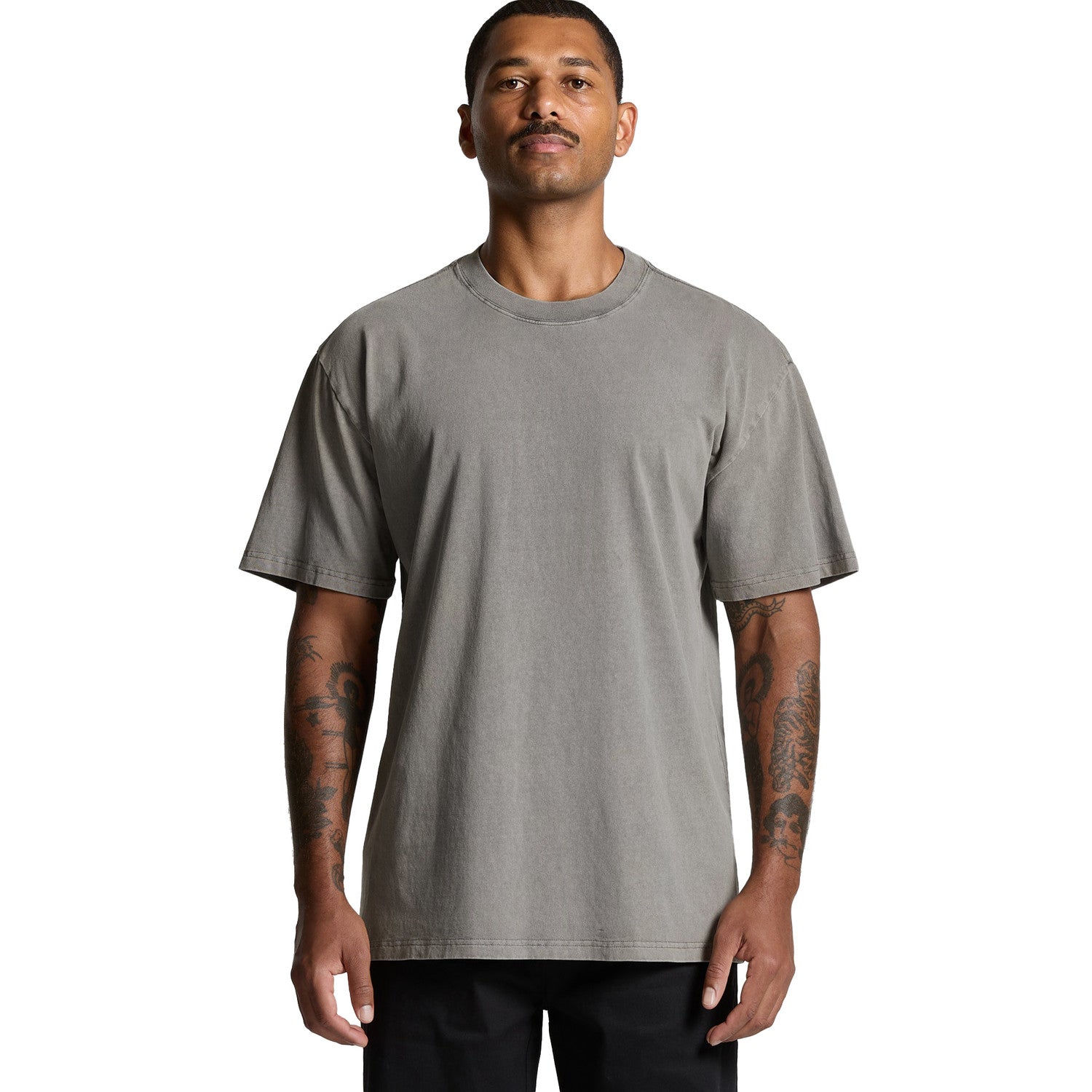 Charcoal gray crew neck t-shirt with short sleeves and ribbed cuffs, made of cotton.