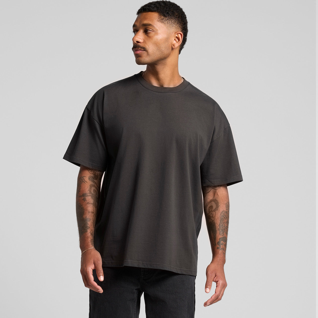 Charcoal gray oversized t-shirt with a crew neck and short sleeves, made of cotton.