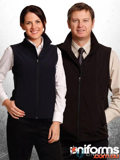Two people wearing HiTech Softshell Vest, perfect for jk25 men’s softshell and men’s softshell hi-tech gear