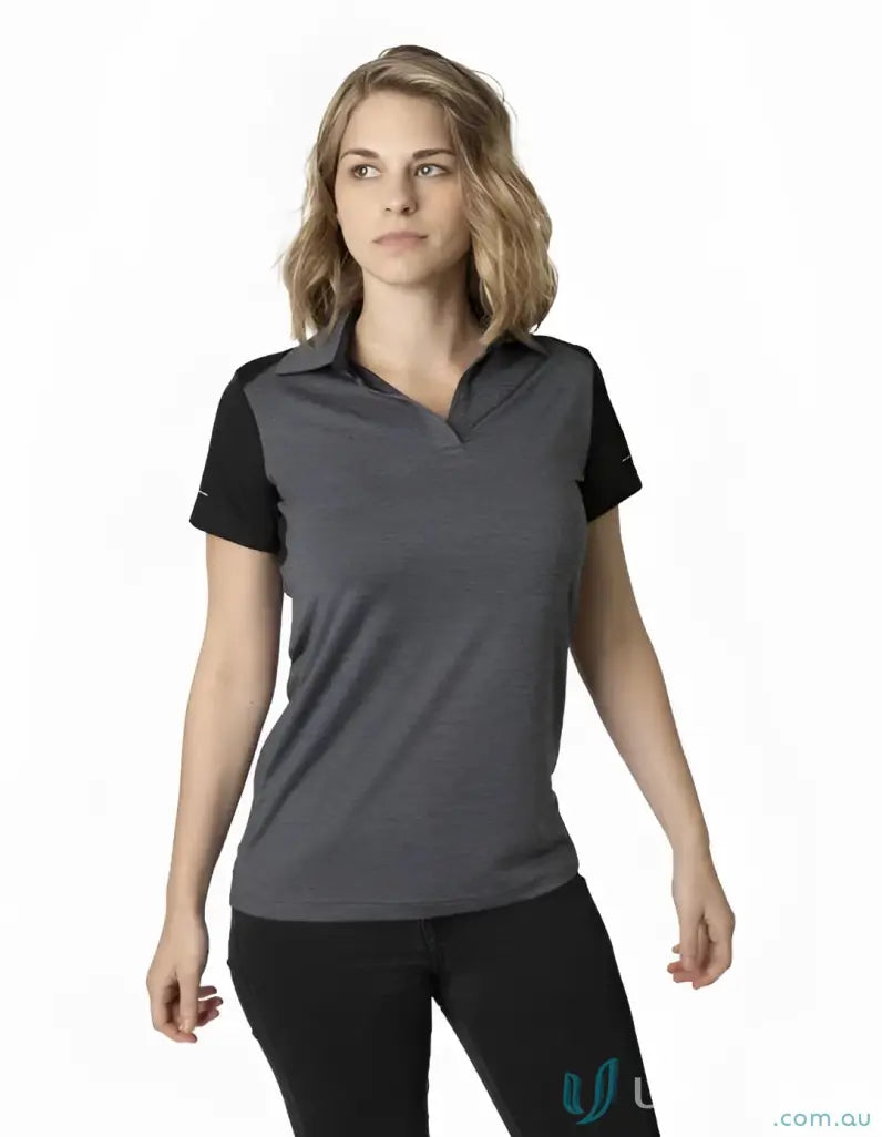 Women’s two-tone short-sleeved polo shirt with shoulder panels and CoolDry moisture management