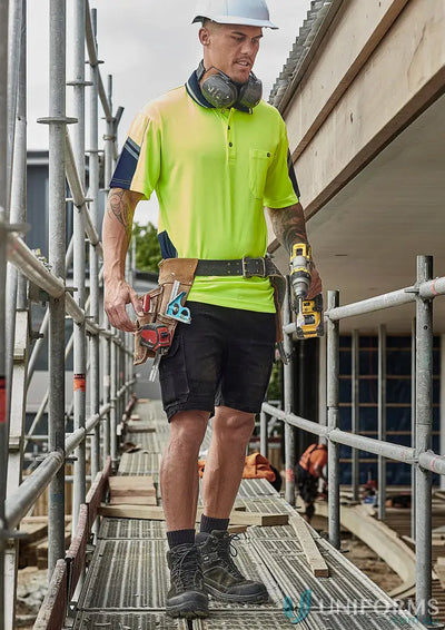 Construction worker on scaffolding wearing Mens Essential Stretch Cargo Shorts