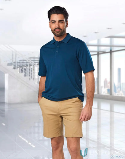 Man in blue polo and khaki shorts wearing Mens Stretch SlimFit Boston Chino m9381 men’s stretch