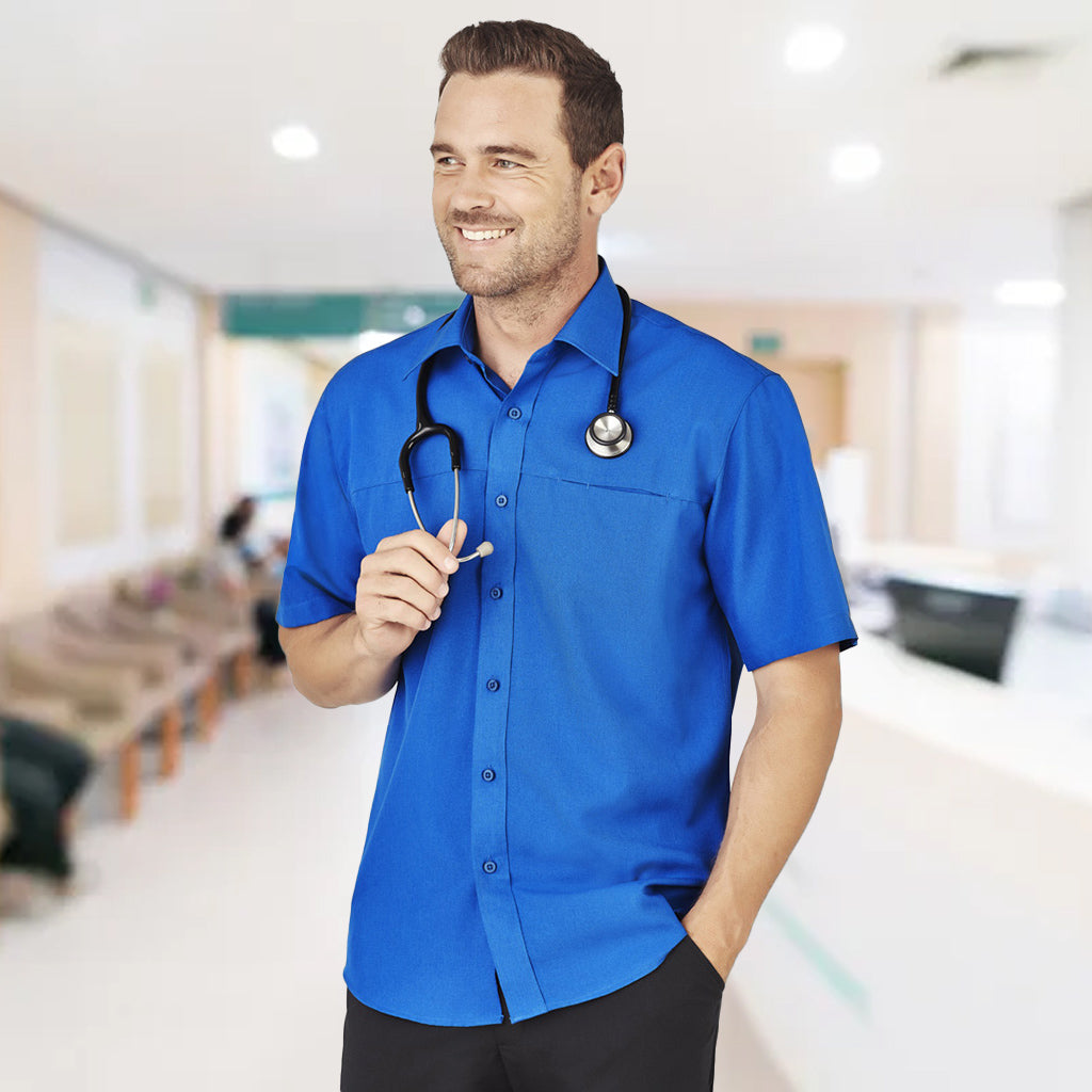 Mens Oasis short sleeve plain shirt on doctor in blue